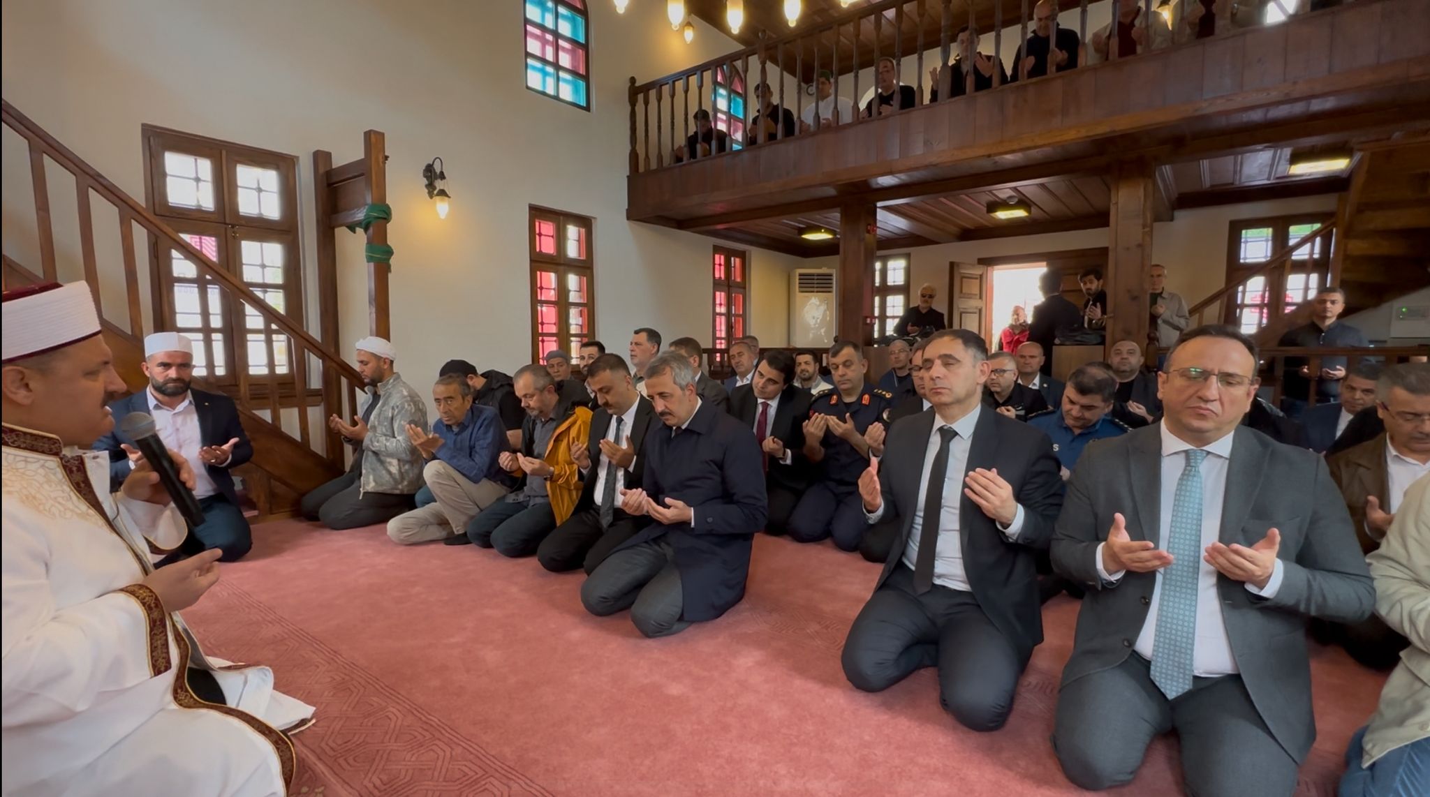 Sultan 2'nci Murat döneminde mescit olarak inşa edilen ve asırlardır sadece tek minaresiyle zamana direnen tarihi Şeyh Şücaeddin Mescidi, yürütülen titiz çalışmaların ardından kapılarını yeniden ibadete açtı.